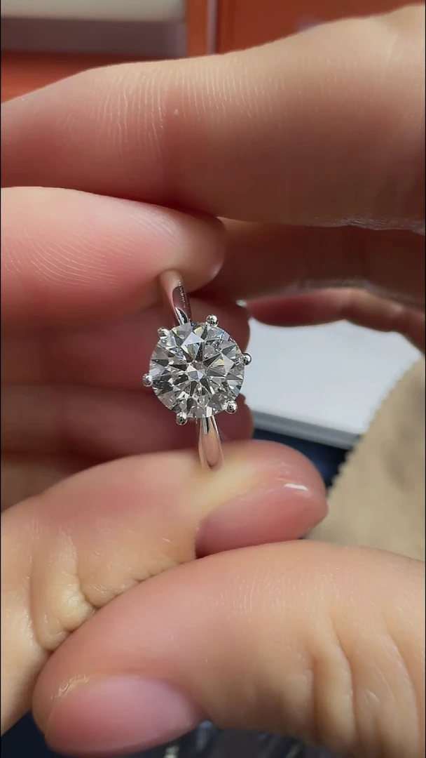 铂Pt950镶嵌合成钻石培育钻戒指