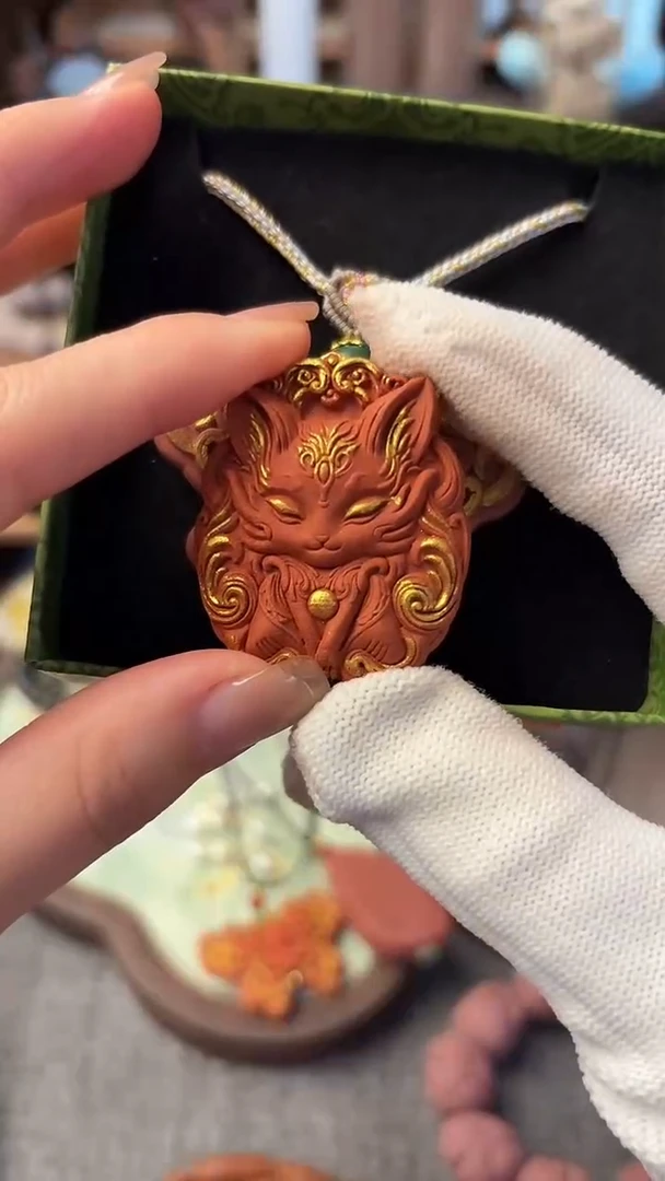 泥塑国色天香描金狐狸香牌一个