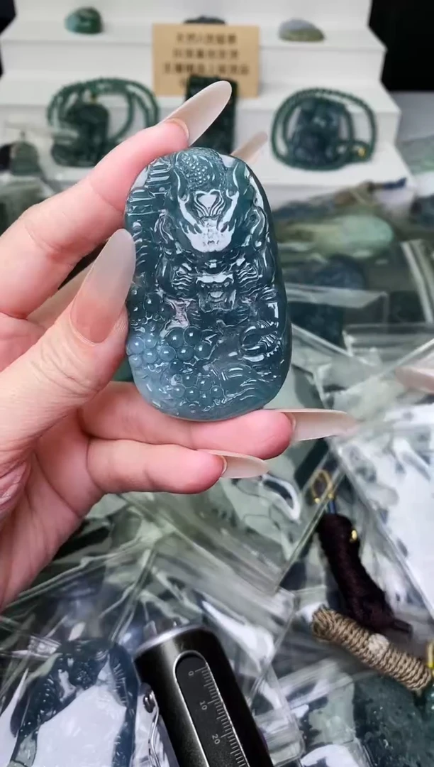 颈饰未镶嵌翡翠