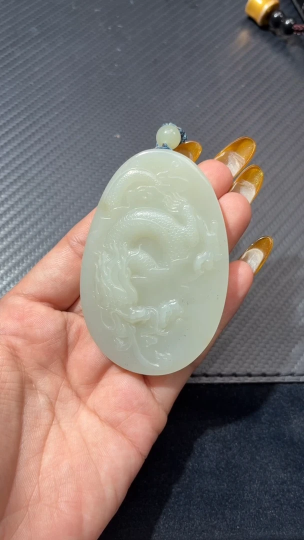 颈饰未镶嵌和田玉（青白玉）且末近矿高青白吊坠微色差