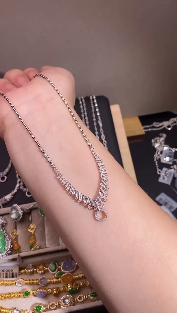 颈饰18K金镶嵌翡翠项链