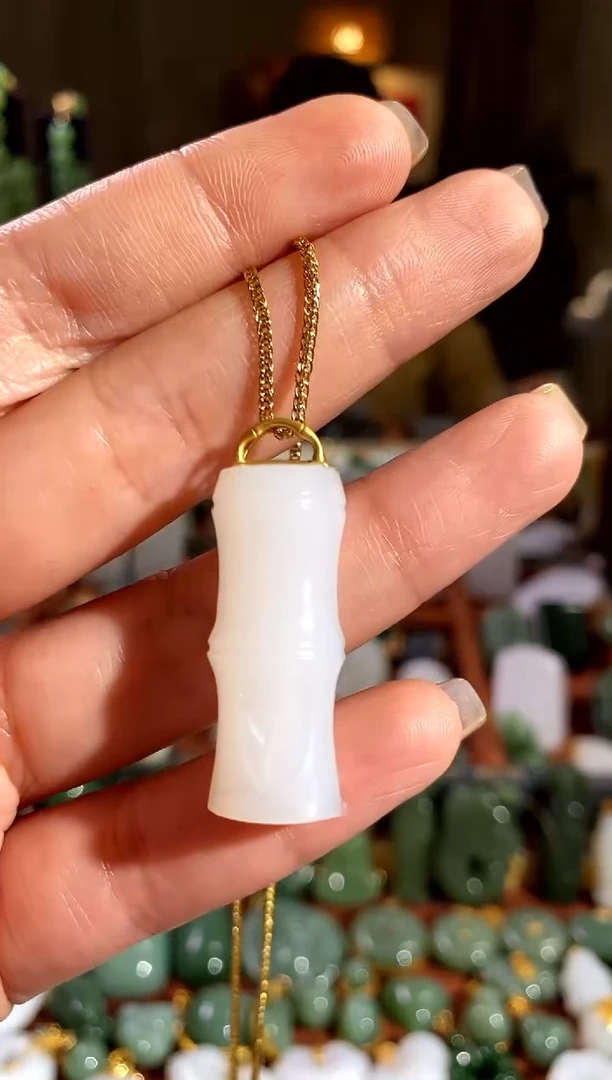 吊坠(赠链)18K金镶嵌和田玉.