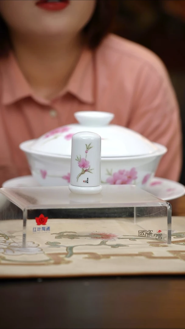 1个正价手绘水点桃花牙签筒（套）