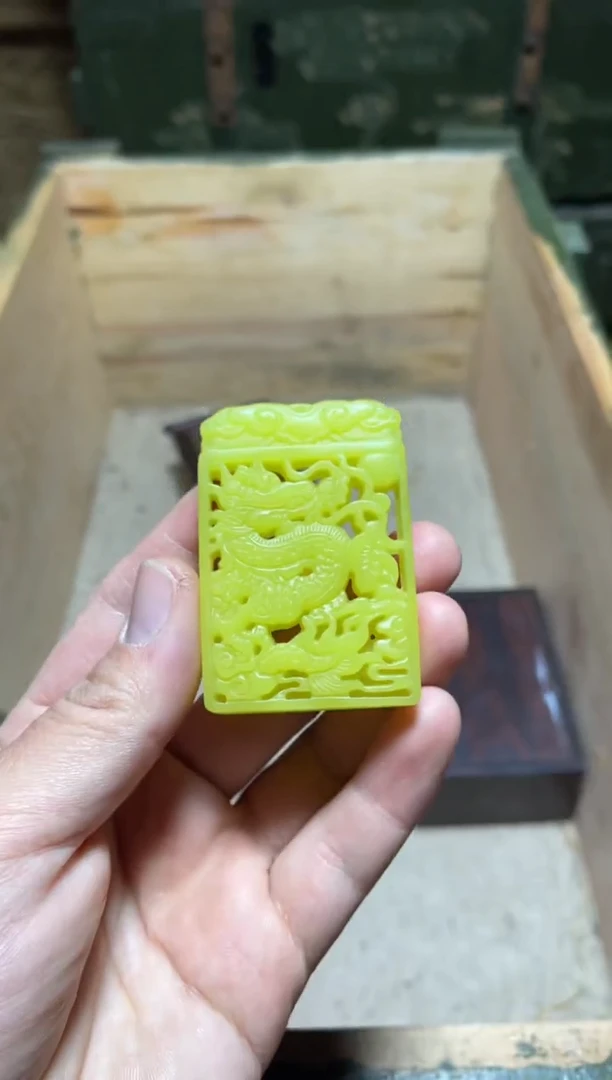 【闪购商品】镂空龙牌1件