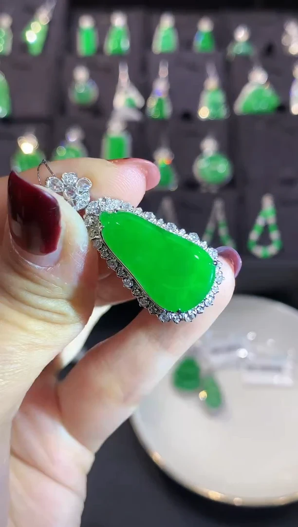 吊坠(不含链)18K金镶嵌翡翠多样性发其一