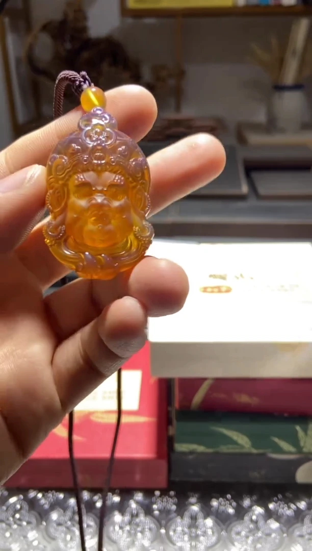 琥珀颈饰未镶嵌黄财神