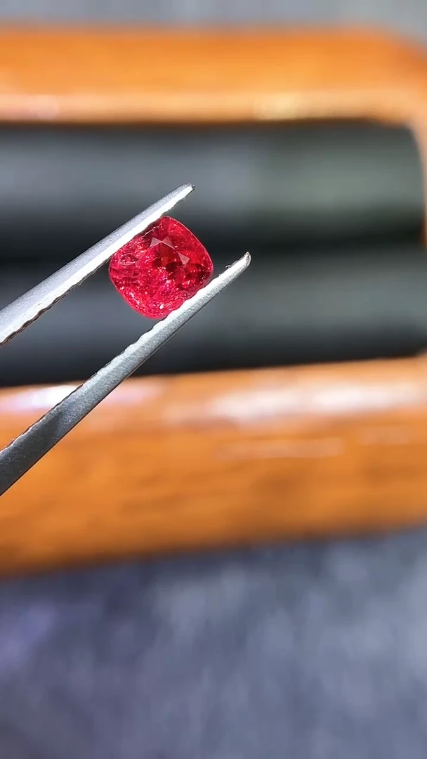 【闪购商品】定制尖晶石定制未镶嵌0.475克拉绝地武士强荧光天然