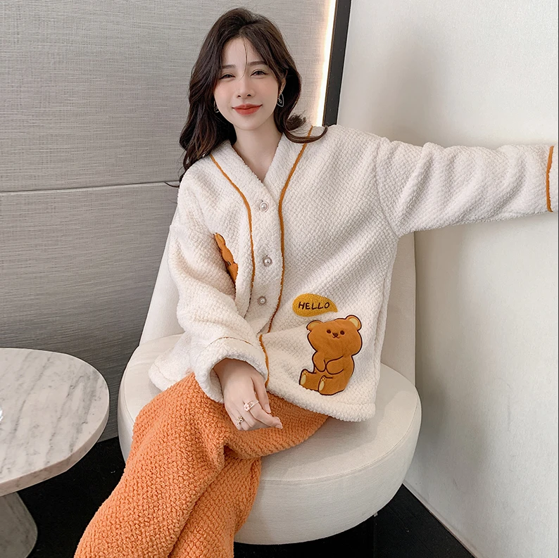 2025年新款秋冬季家居服简约小熊舒适保暖睡衣可外穿女生加厚套装