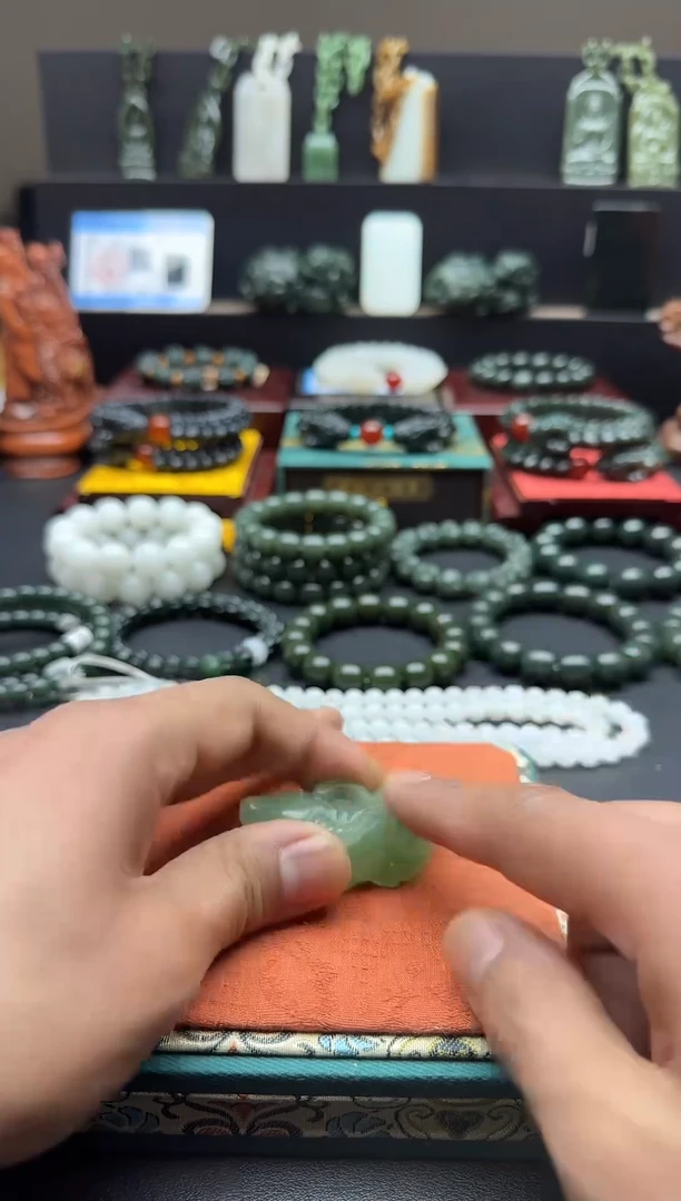 未镶嵌东陵石颈饰东陵玉牛气冲天手把件