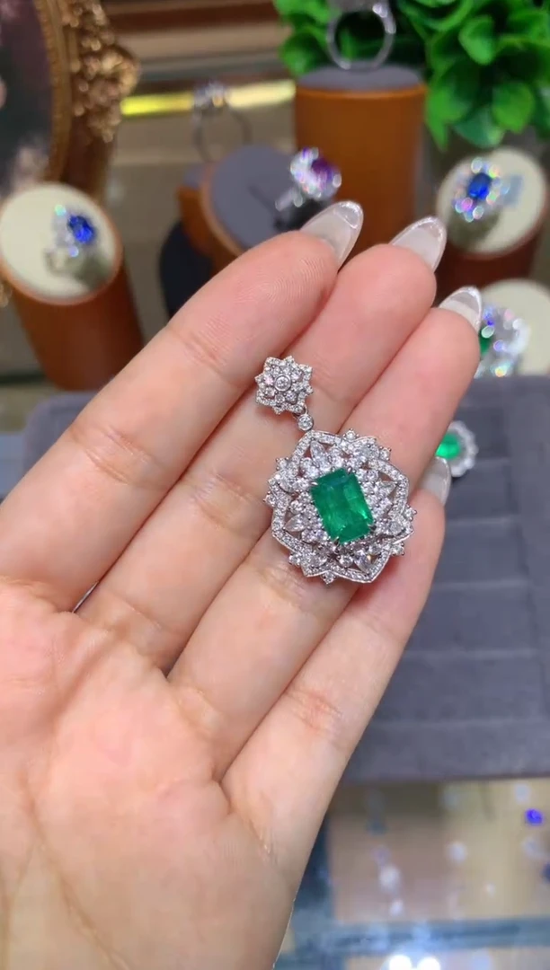 18K金镶嵌吊坠(不含链)祖母绿2.15CT