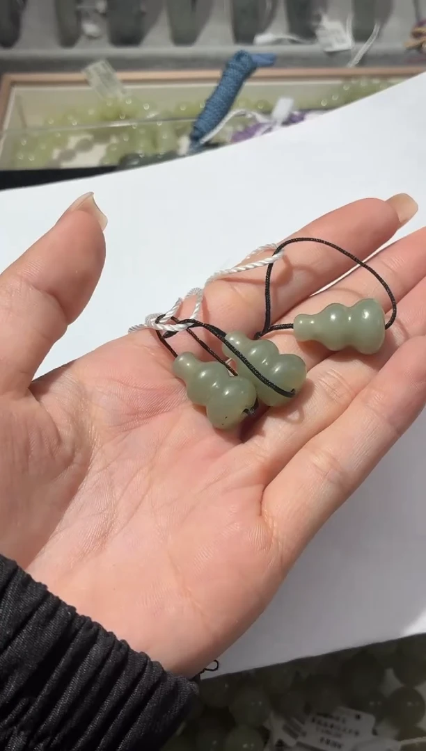 吊坠(不含链)未镶嵌和田玉若羌青白微色差葫芦吊坠多样性发一