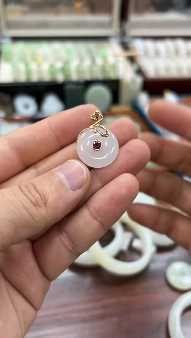 【闪购商品】和田玉吊坠18K金镶嵌平安扣