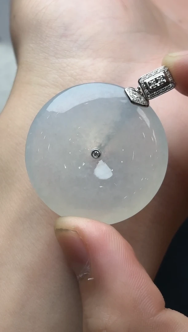 颈饰18K金镶嵌翡翠平安扣