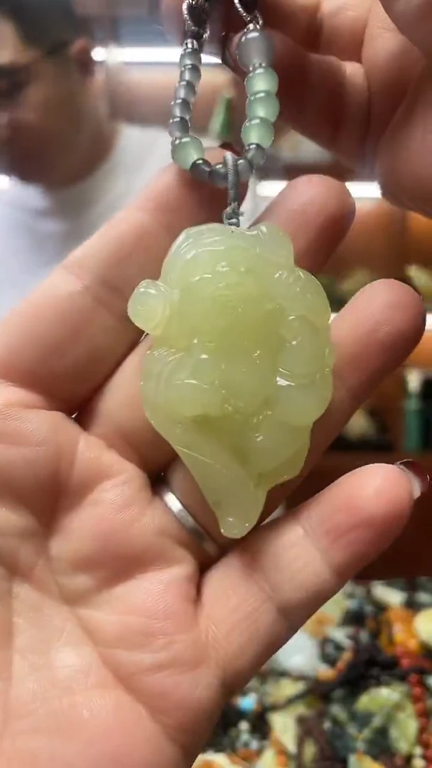 未镶嵌蛇纹石玉吊坠