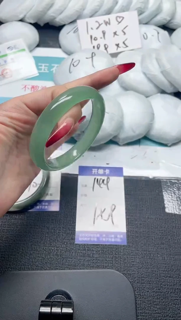 未镶嵌手镯石英质玉144-63