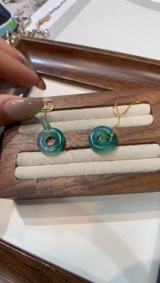 18K金镶嵌翡翠耳饰耳钩