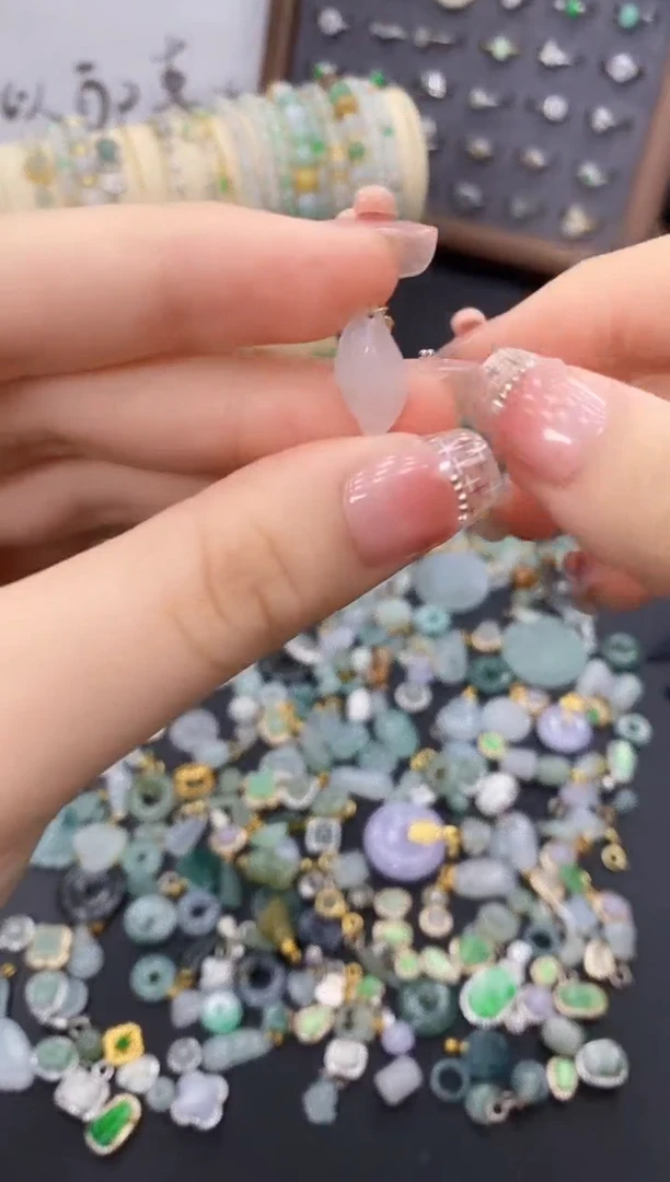 翡翠未镶嵌颈饰哥哥