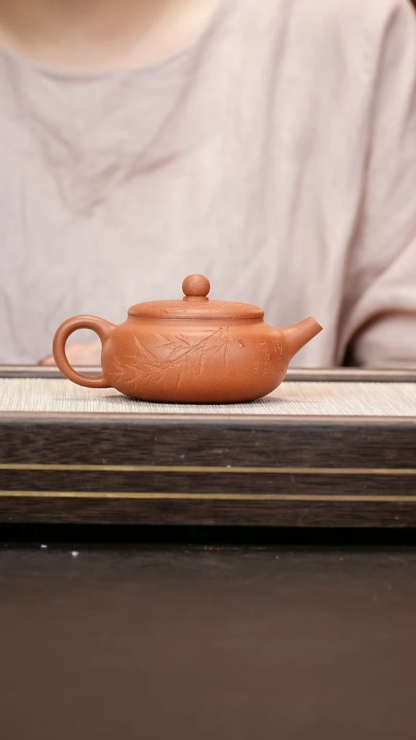 茶壶紫砂扁石壶 刻绘款