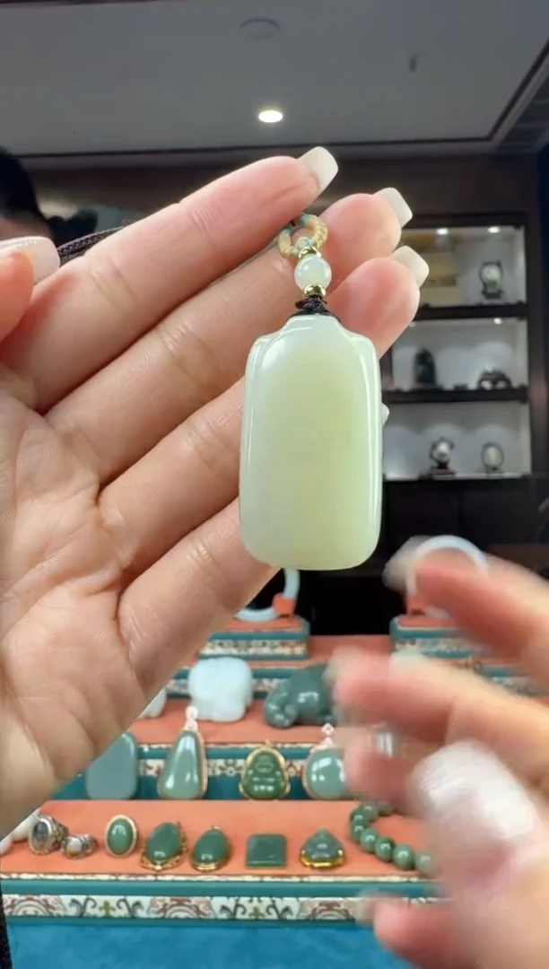 颈饰未镶嵌和田玉佩佩