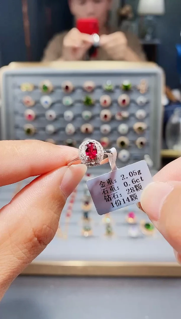 18K金镶嵌戒指红宝石0.6..