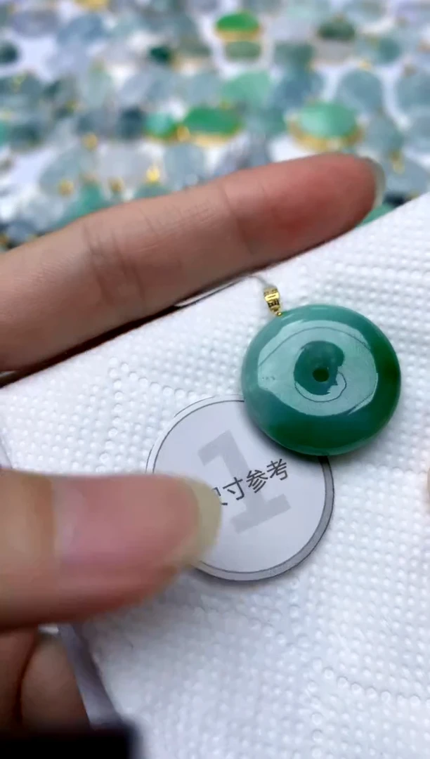 颈饰18K金镶嵌翡翠天然A货翡翠