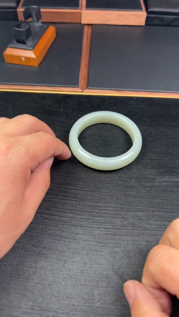 【闪购商品】和田玉手镯未镶嵌且末微色差近矿56