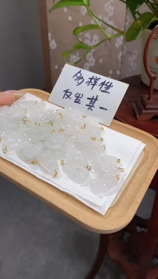 翡翠18K金镶嵌颈饰多样性仅发其一9518