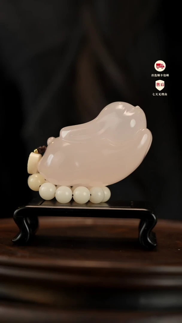 云南石樱花粉玉兔拜月手把件