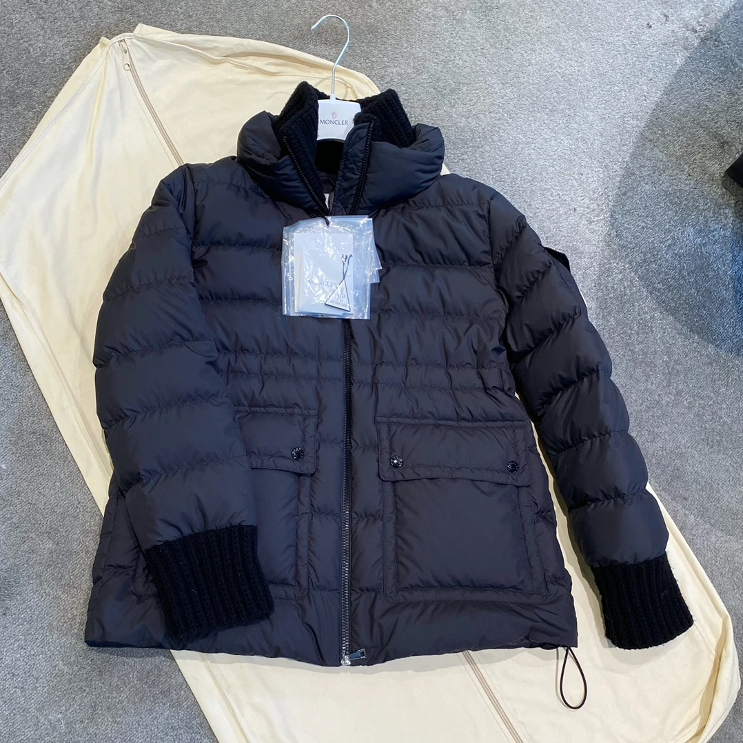 全新未使用 MONCLER 蒙口黑色羽绒服/尺码2（胸围约106）