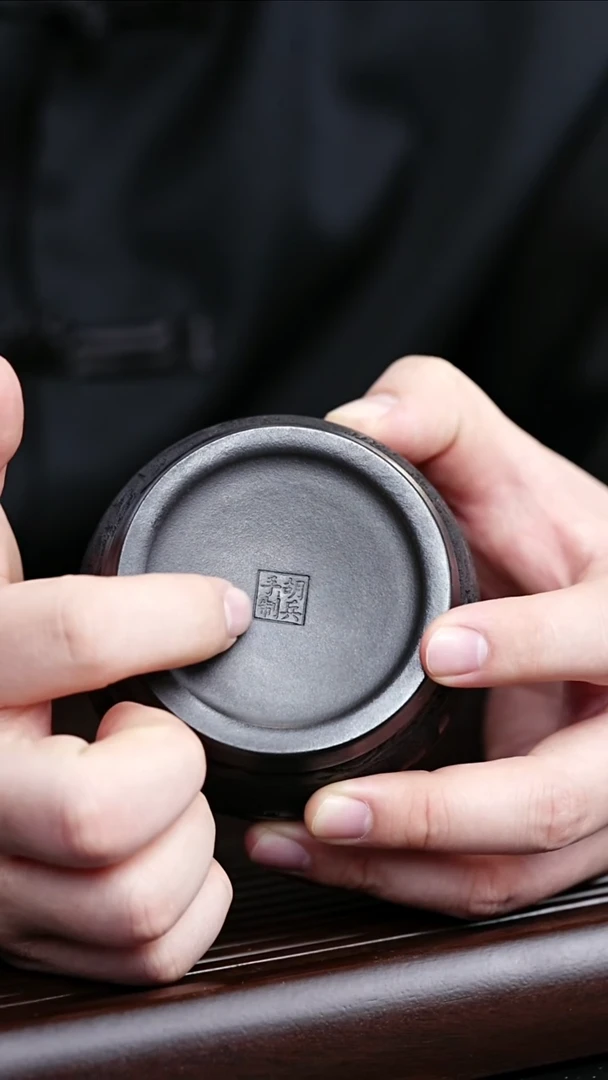 紫砂茶宠宜兴紫砂 石黄浮雕江南烟雨杯 胡兵 681