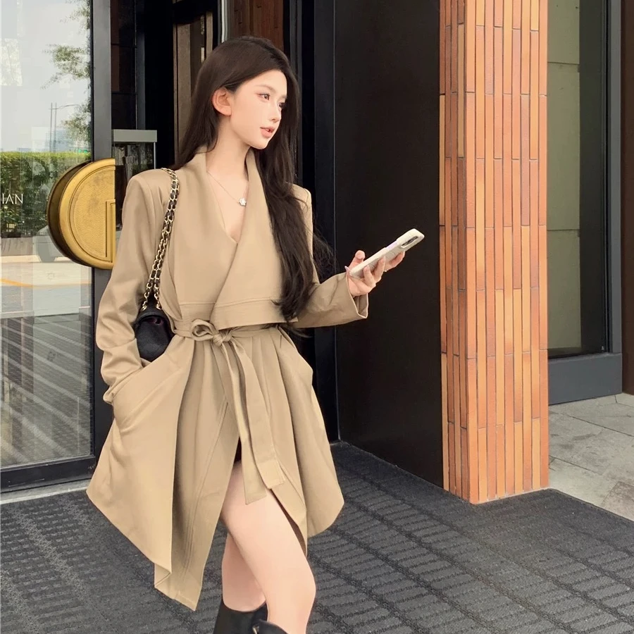 气质大翻领名媛短款风衣女2025秋季新款小个子收腰系带上衣短外套