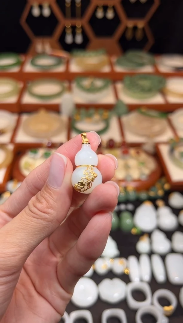 18K金镶嵌和田玉挂件福利