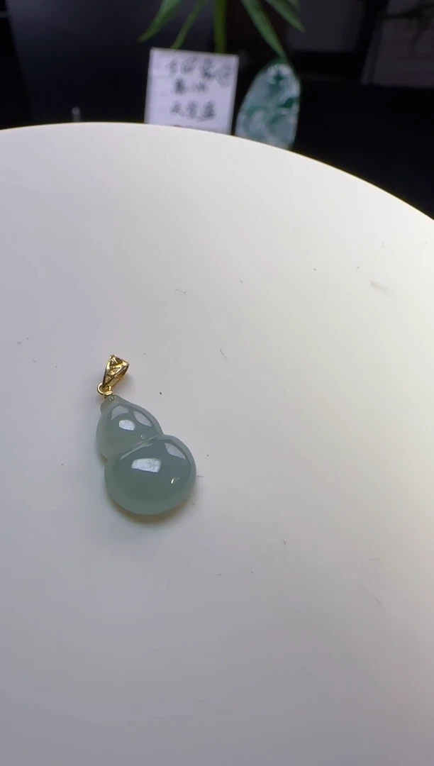翡翠18K金镶嵌颈饰葫芦