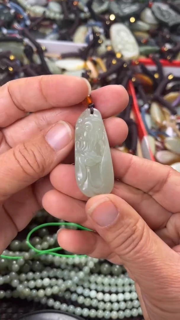 【闪购商品】和田玉颈饰未镶嵌多样性发货没有证书，拍一发一.有瑕