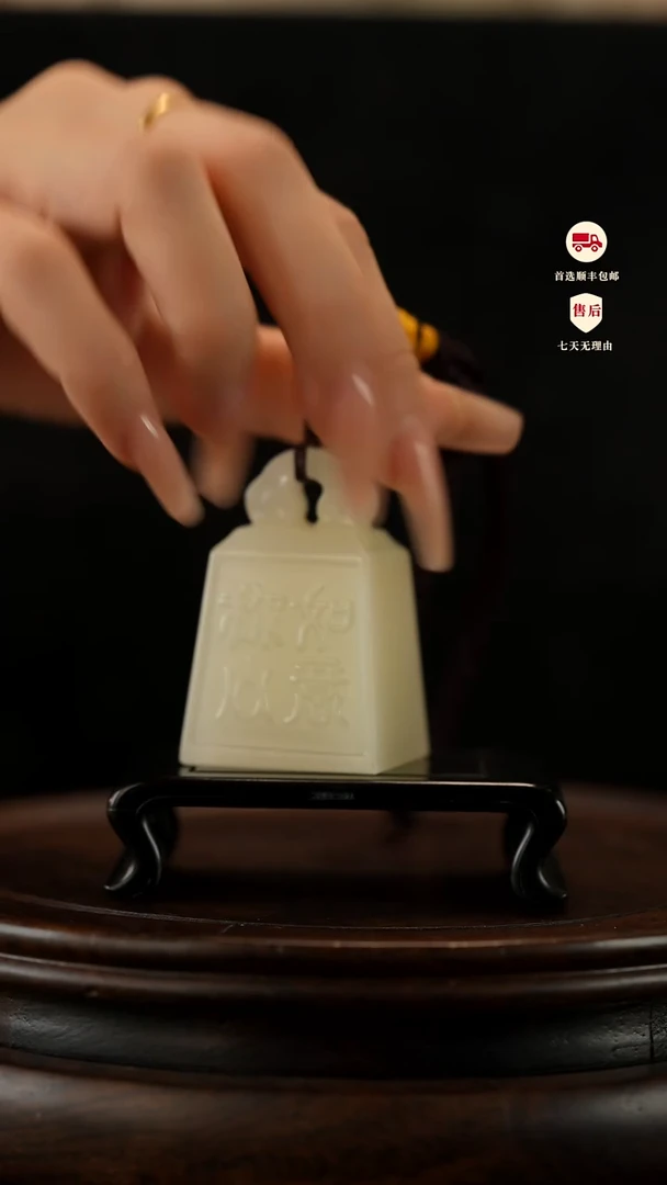 云南石竹叶青雕刻：称心如意手把件