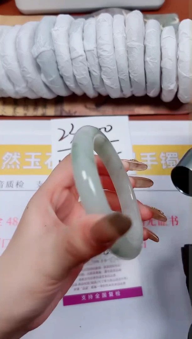 【闪购商品】石英质玉手镯未镶嵌K82