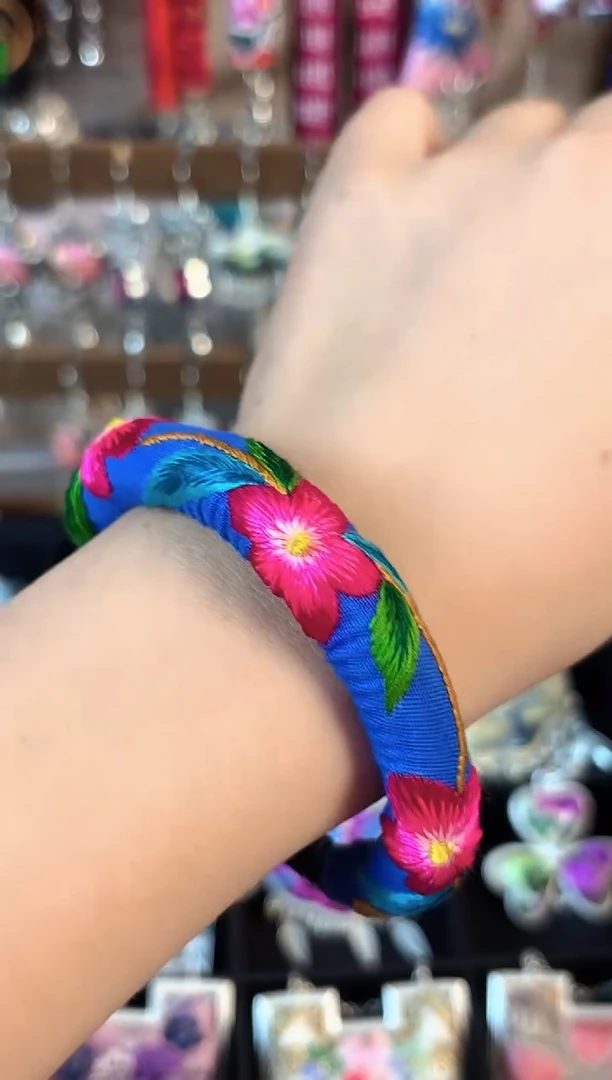 彩云南阁非遗老绣饰品756