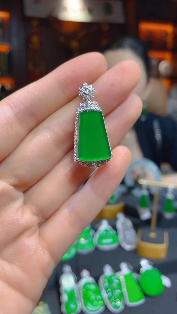 【闪购商品】翡翠颈饰18K金镶嵌117735天然A货翡翠无事牌