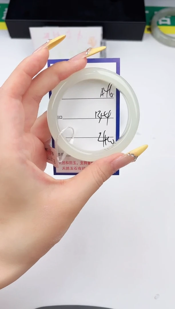 和田玉手镯未镶嵌46颜色微差无瑕