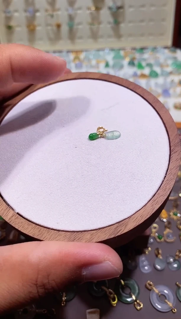 颈饰18K金镶嵌翡翠111111