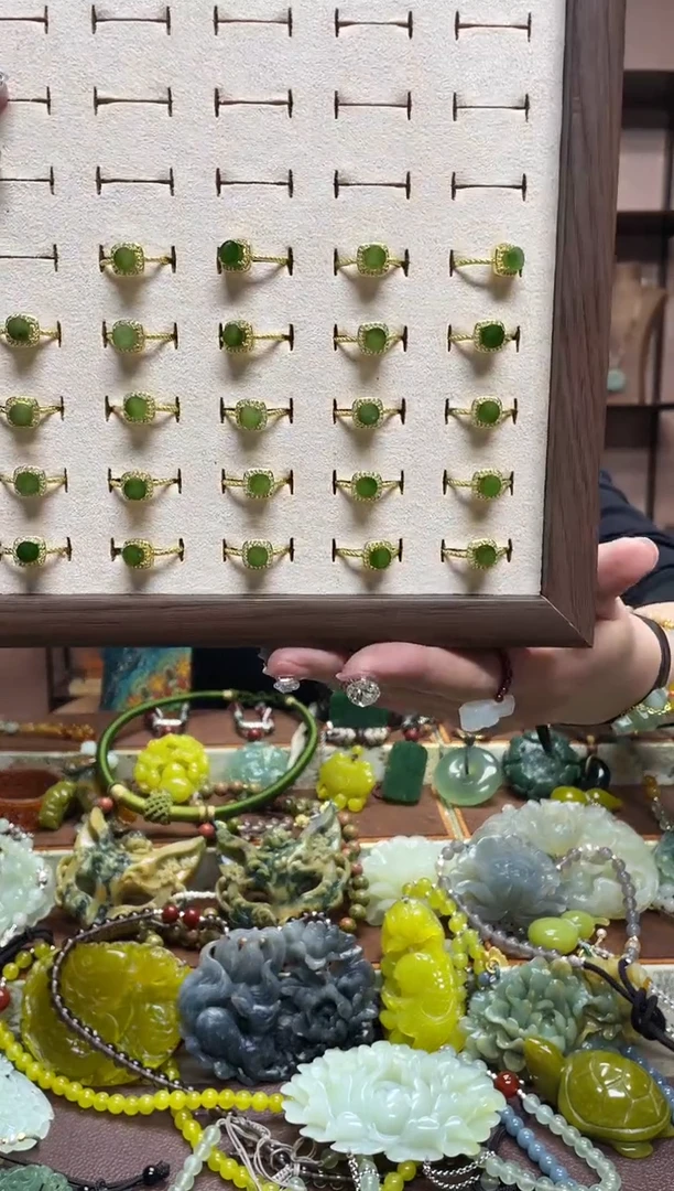 颈饰未镶嵌和田玉多样性发货发其中之一