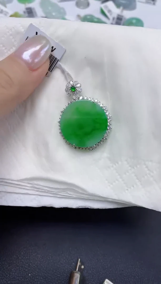 翡翠18K金镶嵌颈饰天然缅甸翡翠A货