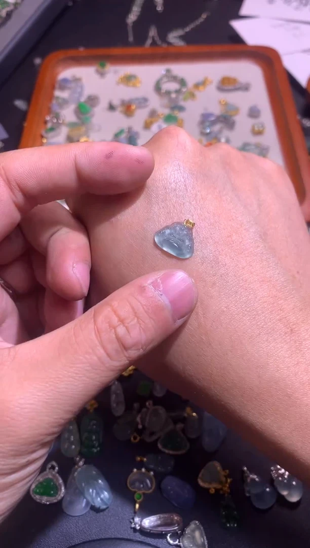 【闪购商品】翡翠吊坠(不含链)18K金镶嵌1