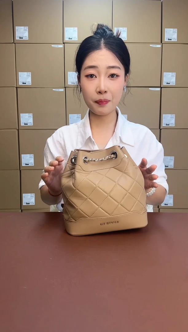 牛皮（革）双肩水桶轻奢女包