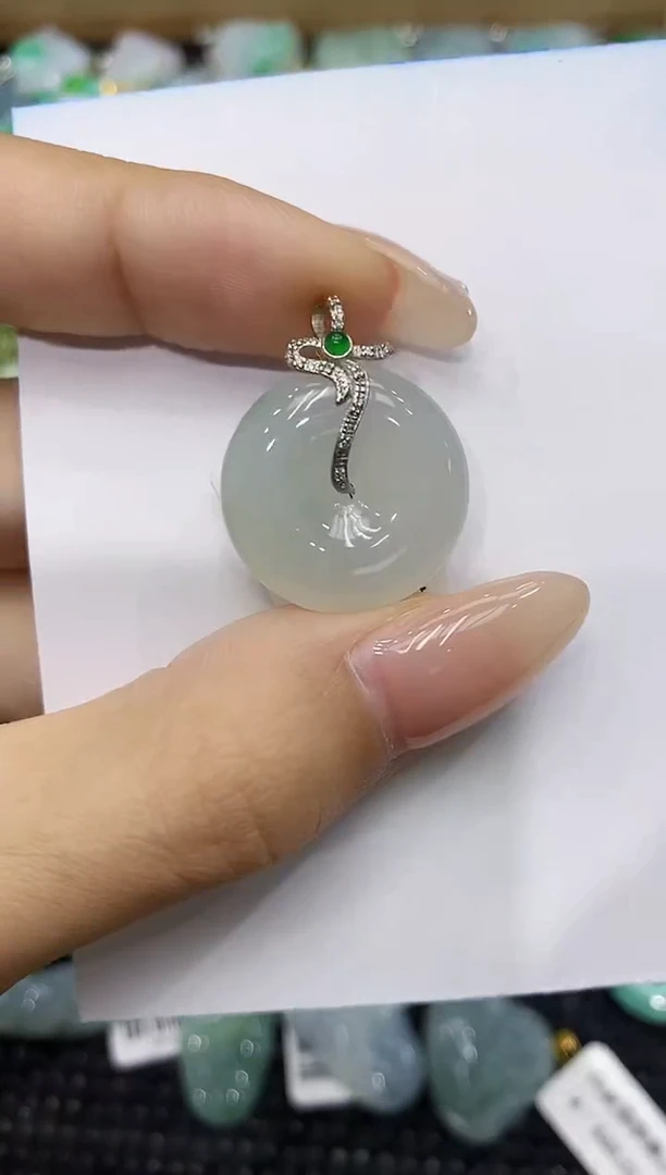 翡翠18K金镶嵌颈饰111111111111