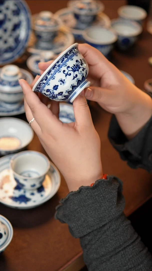 缠枝花卉压手主人杯