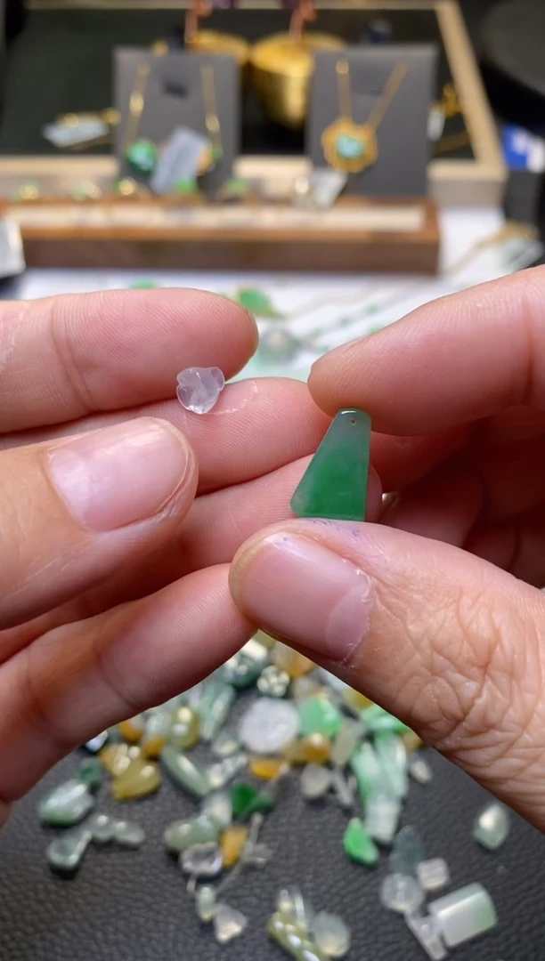 翡翠未镶嵌颈饰净货32938
