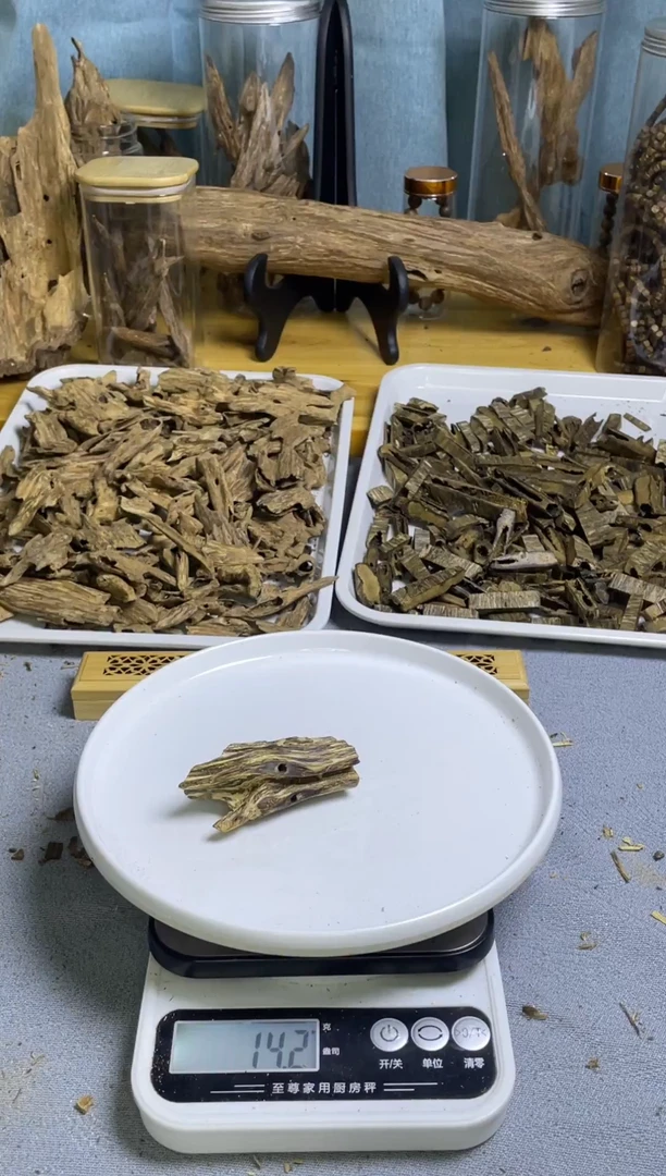 沉香沉香碎屑老乌身手把件14克