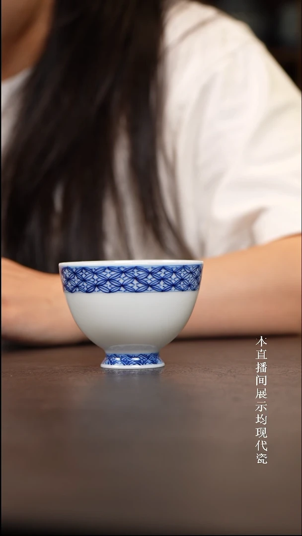 青花铜钱纹高足杯