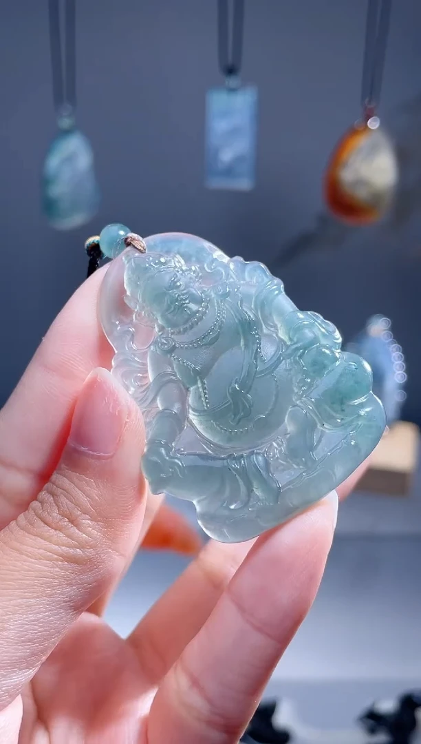 翡翠未镶嵌颈饰黄财神
